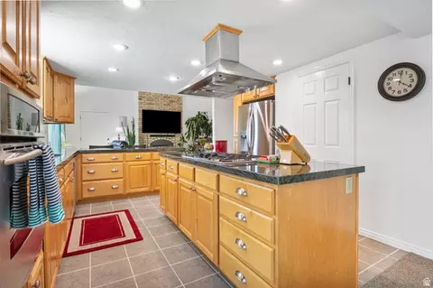 Kitchen - 9776 S Granite Hills Dr, Sandy, UT 84092 photo 2 of 3