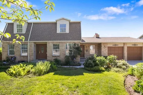 Exterior - 9776 S Granite Hills Dr, Sandy, UT 84092 photo 2 of 9