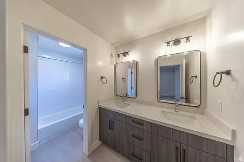 Bath - 1878 W Springwater Ln, Vineyard, UT 84059 photo 2 of 5
