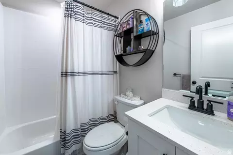 Bath - 1504 E Black Brush Dr, Washington, UT 84780 photo 4 of 5