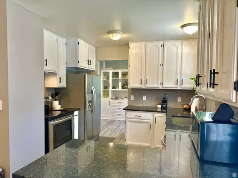 Kitchen - 9573 S Buttonwood Dr, Sandy, UT 84092 photo 2 of 2