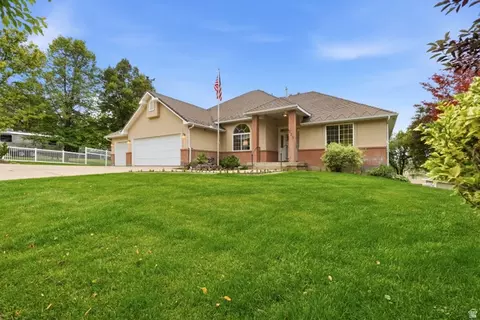 Exterior - 235 Buckingham Dr, Providence, UT 84332 photo 2 of 5