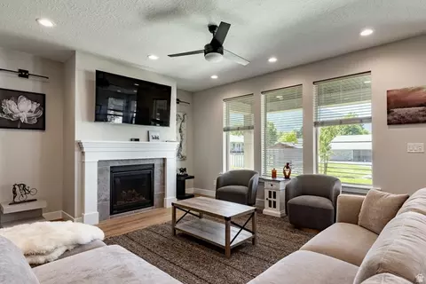 Living - 85 W 1200 N, Mapleton, UT 84664 photo 3 of 4