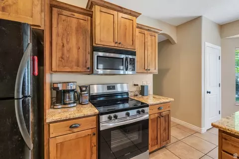 Kitchen - 6957 N Comanche St, Eagle Mountain, UT 84005 photo 2 of 4