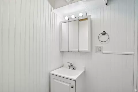 Bath - 245 E 200 N, Springville, UT 84663 photo 4 of 5