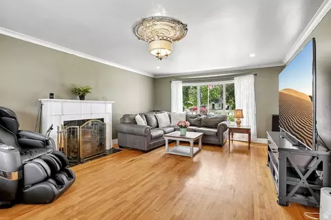 Living - 245 E 200 N, Springville, UT 84663 photo 1 of 2