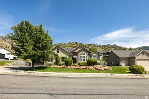Exterior - 729 Eagle View Dr, Providence, UT 84332 photo 3 of 8
