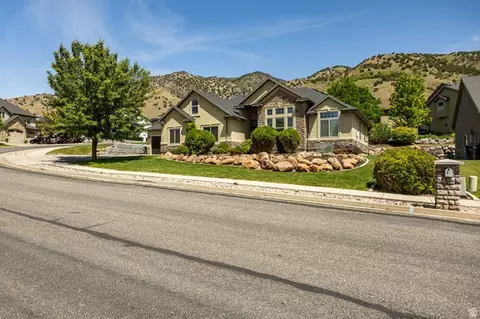 Exterior - 729 Eagle View Dr, Providence, UT 84332 photo 2 of 8