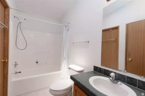 Bath - 355 S 300 E, Monroe, UT 84754 photo 4 of 6