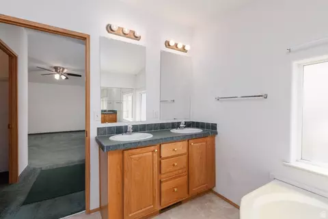 Bath - 355 S 300 E, Monroe, UT 84754 photo 2 of 6