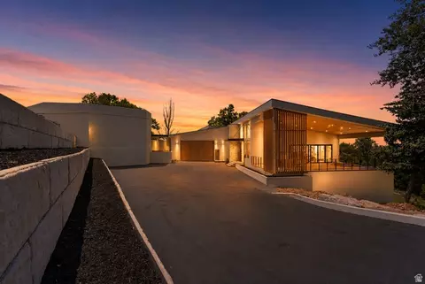 2662 E Comanche Dr, Salt Lake City, UT 84108