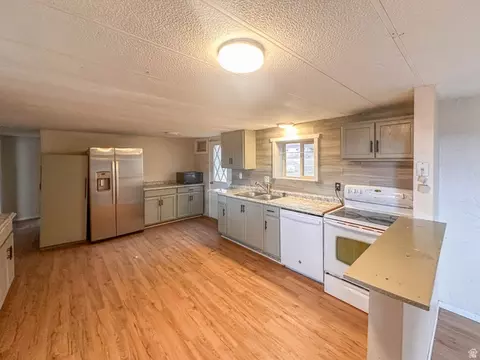 Kitchen - 11021 S Highway 191 UNIT C, Moab, UT 84532 photo 2 of 2