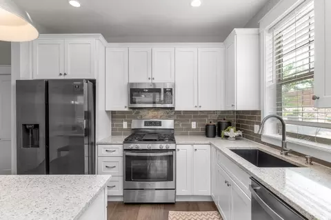 Kitchen - 286 E Sandy Sage Way, Sandy, UT 84070 photo 2 of 3
