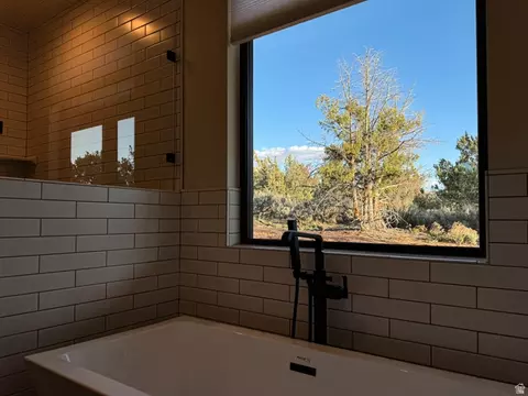 Bath - 369 W Pinyon Pine Dr, Orderville, UT 84758 photo 2 of 4