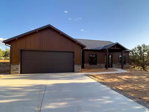 Exterior - 369 W Pinyon Pine Dr, Orderville, UT 84758 photo 4 of 10