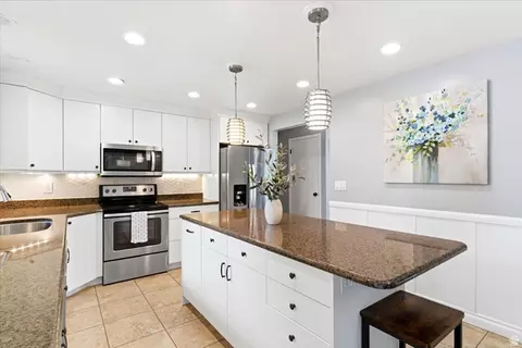 Kitchen - 42 E Bonita Way, Centerville, UT 84014 photo 4 of 5