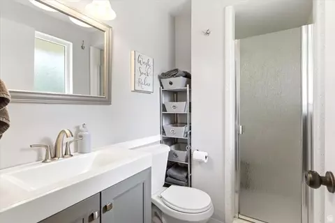 Bath - 42 E Bonita Way, Centerville, UT 84014 photo 1 of 2