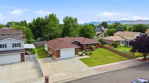 View/Area - 929 W Brandermill Cv, Murray, UT 84123 photo 2 of 9