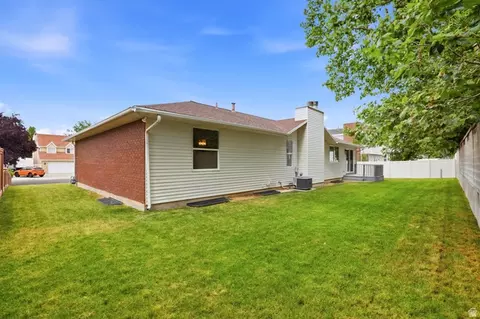 Exterior - 929 W Brandermill Cv, Murray, UT 84123 photo 3 of 7