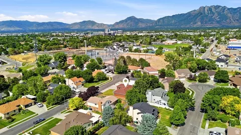 View/Area - 929 W Brandermill Cv, Murray, UT 84123 photo 7 of 9