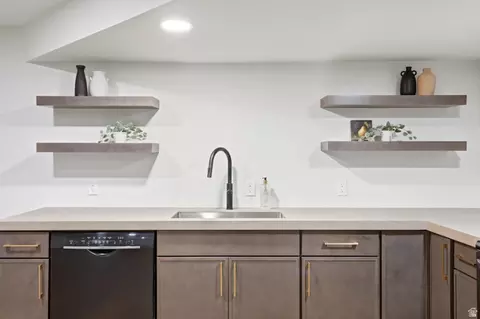 Kitchen - 929 W Brandermill Cv, Murray, UT 84123 photo 6 of 7