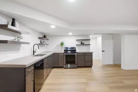 Kitchen - 929 W Brandermill Cv, Murray, UT 84123 photo 5 of 7