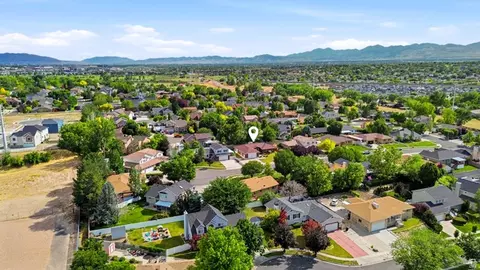View/Area - 929 W Brandermill Cv, Murray, UT 84123 photo 5 of 9