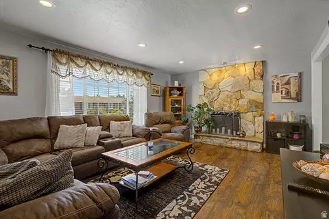 Living - 899 E 7905 S, Sandy, UT 84094 photo 2 of 4