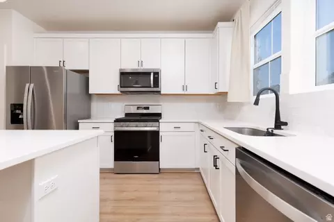 Kitchen - 9344 N Vernham Ln, Eagle Mountain, UT 84005 photo 1 of 2