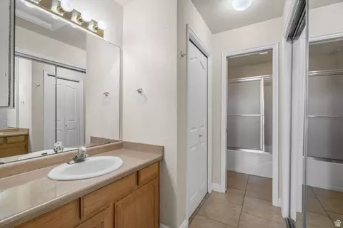 Bath - 83 W 200 N, Centerville, UT 84014 photo 2 of 5