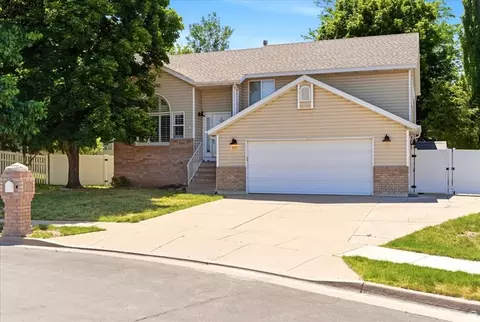 Exterior - 627 W Fremont Cir N, Centerville, UT 84014 photo 3 of 7
