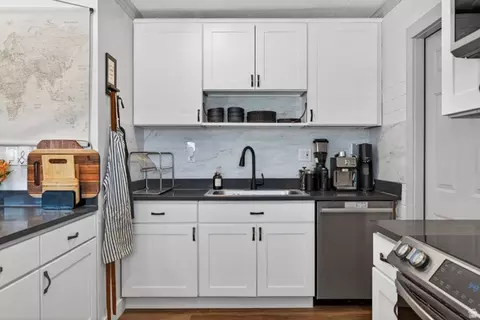 Kitchen - 756 E Carnation Dr S, Sandy, UT 84094 photo 4 of 7