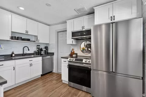 Kitchen - 756 E Carnation Dr S, Sandy, UT 84094 photo 3 of 7