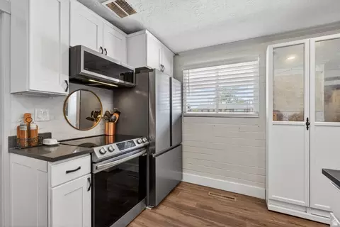 Kitchen - 756 E Carnation Dr S, Sandy, UT 84094 photo 6 of 7