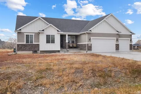7967 N Spring Valley Ln #321, Lake Point, UT 84074