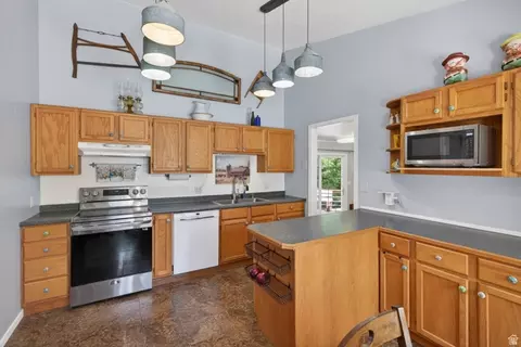 Kitchen - 571 Mivida Dr, Moab, UT 84532 photo 3 of 4