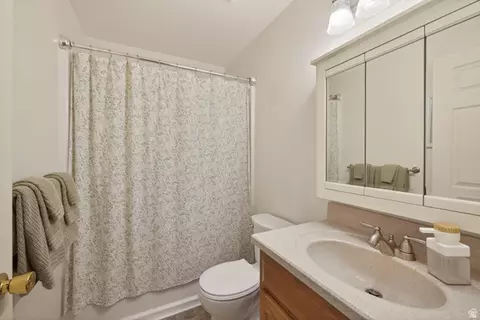 Bath - 571 Mivida Dr, Moab, UT 84532 photo 2 of 3