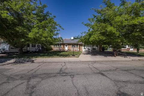 Exterior - 571 Mivida Dr, Moab, UT 84532 photo 2 of 19