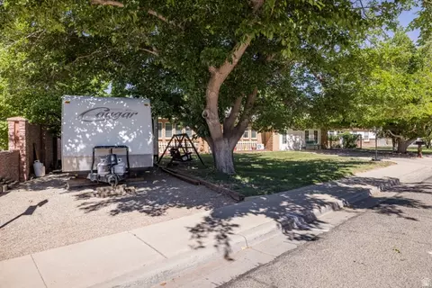 Exterior - 571 Mivida Dr, Moab, UT 84532 photo 4 of 19