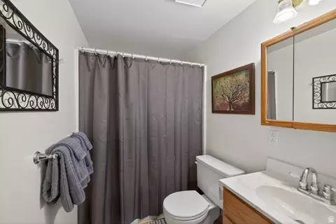 Bath - 571 Mivida Dr, Moab, UT 84532 photo 3 of 3