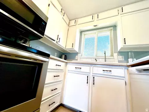 Kitchen - 373 E 10450 S, Sandy, UT 84070 photo 2 of 3