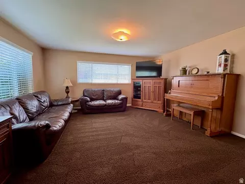 Living - 941 N 170 E, Bountiful, UT 84010 photo 1 of 1