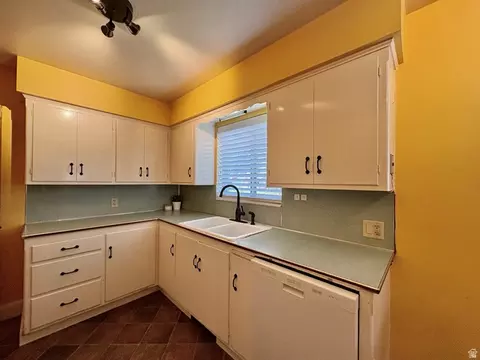 Kitchen - 941 N 170 E, Bountiful, UT 84010 photo 2 of 2