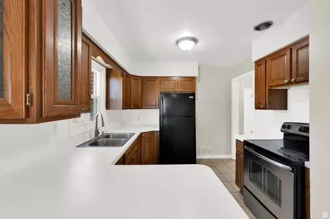 Kitchen - 565 E 400 S, Clearfield, UT 84015 photo 3 of 4