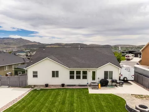 Exterior - 4143 E Berkshire Ln N, Eagle Mountain, UT 84005 photo 3 of 6