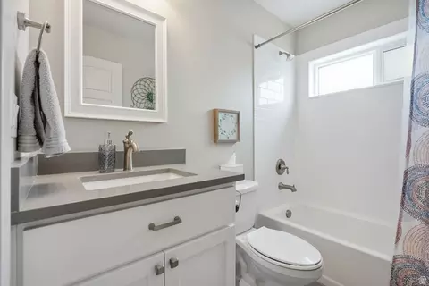 Bath - 4143 E Berkshire Ln N, Eagle Mountain, UT 84005 photo 4 of 5