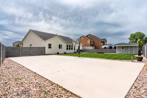 Exterior - 4143 E Berkshire Ln N, Eagle Mountain, UT 84005 photo 5 of 6