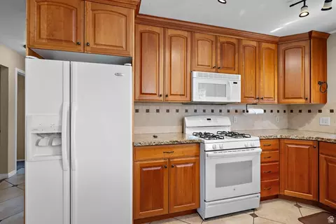 Kitchen - 150 N Caveman Blvd, American Fork, UT 84003 photo 2 of 3