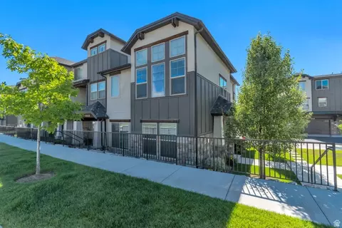 10422 S Beetdigger Blvd, Sandy, UT 84070