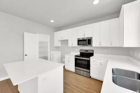 Kitchen - 3061 S 2425 W, Syracuse, UT 84075 photo 3 of 4